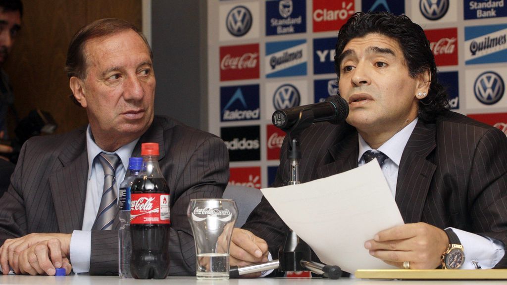 Bilardo, junto a Maradona en un acto.