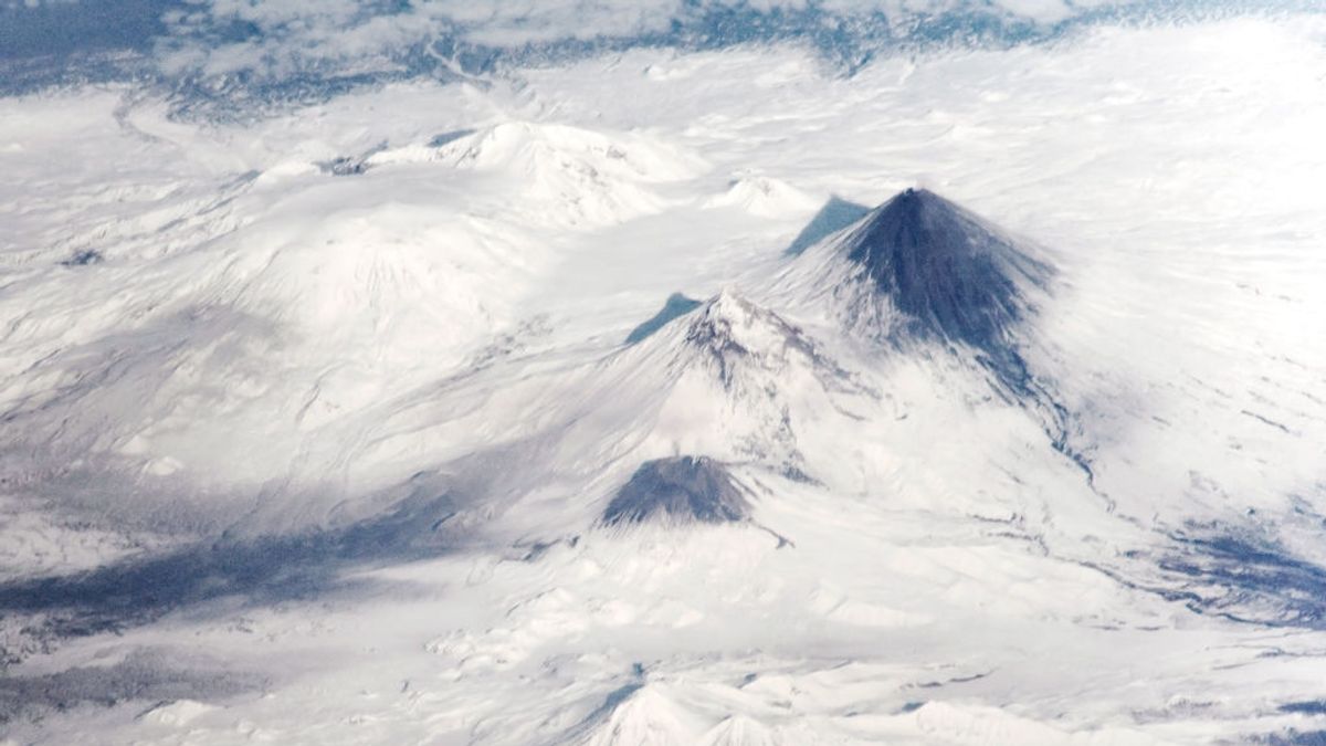 Las fascinantes imágenes de la erupción de un volcán rodeado de hielo en Siberia