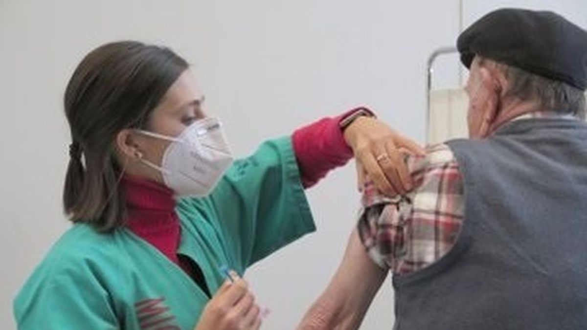 Madrid Cataluña y Andalucía retrasan la vacunación a los mayores de 80 por "falta de dosis" Madrid Cataluña y Andalucía retrasan la vacunación a los mayores de 80 por "falta de dosis"