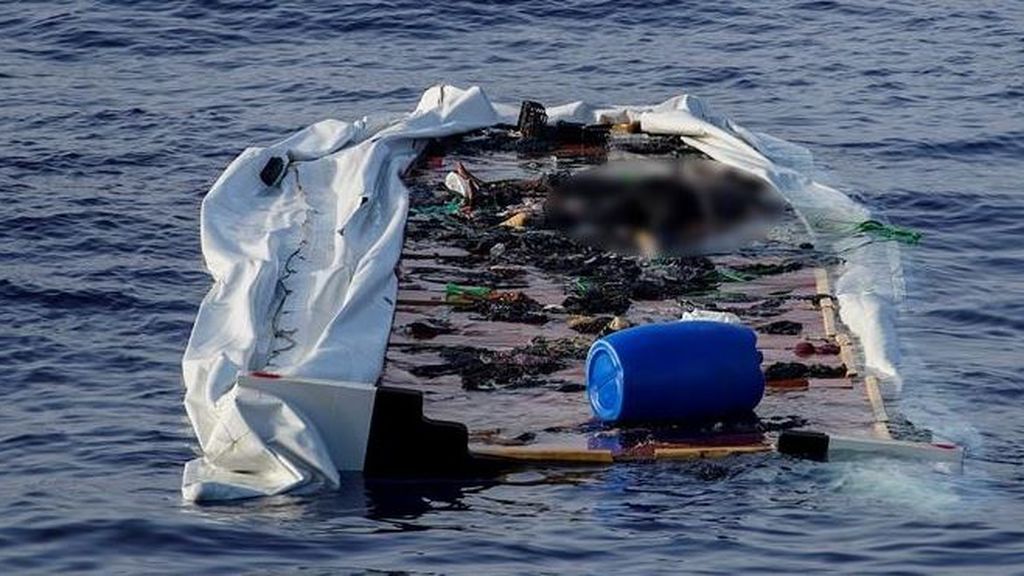 Mueren una treinta de personas al volcarse dos embarcaciones en las que intentaban llegar a Europa