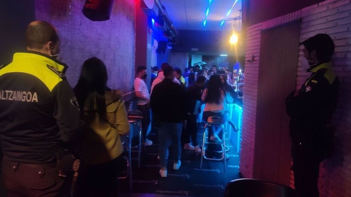 La policía desaloja y clausura un pub de Barakaldo con 115 personas sin mascarilla ni distancia de seguridad La policía desaloja y clausura un pub de Barakaldo con 115 personas sin mascarilla ni distancia de seguridad