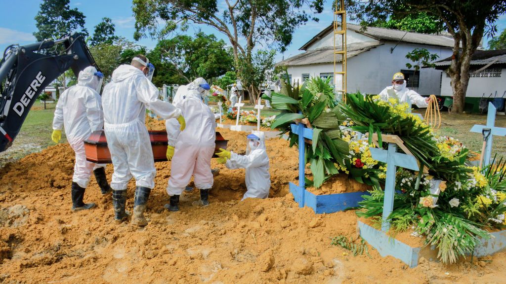 Brasil suma un nuevo récord de muertos diarios con los hospitales "al borde del colapso"