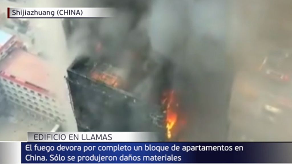 El fuego devora por completo un bloque de apartamentos en China
