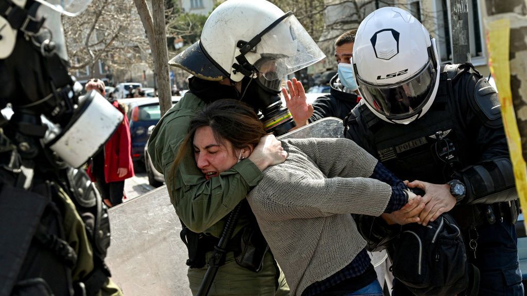 Batalla campal en Atenas en una manifestación contra la violencia policial