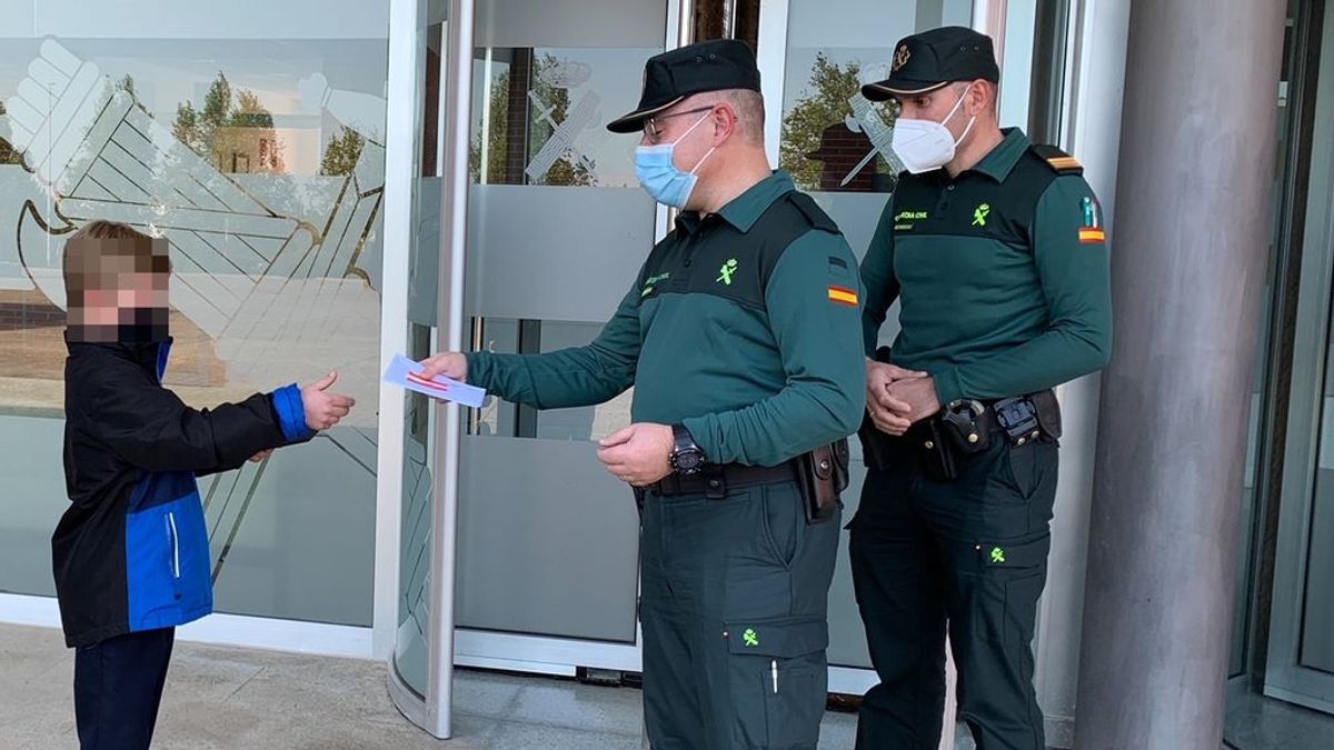 Mateo, el niño que se perdió mientras jugaba al escondite, a los agentes: “Gracias por rescatarme del bosque. Os debo una" Mateo, el niño que se perdió mientras jugaba al escondite, a los agentes: “Gracias por rescatarme del bosque. Os debo una"