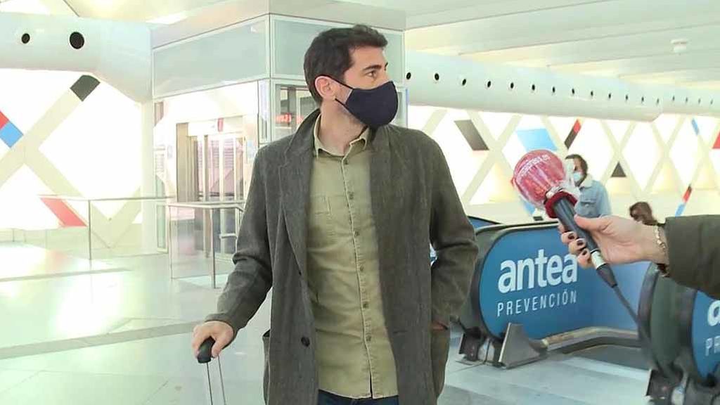 Iker Casillas, recibido por la prensa a su llegada a la estación