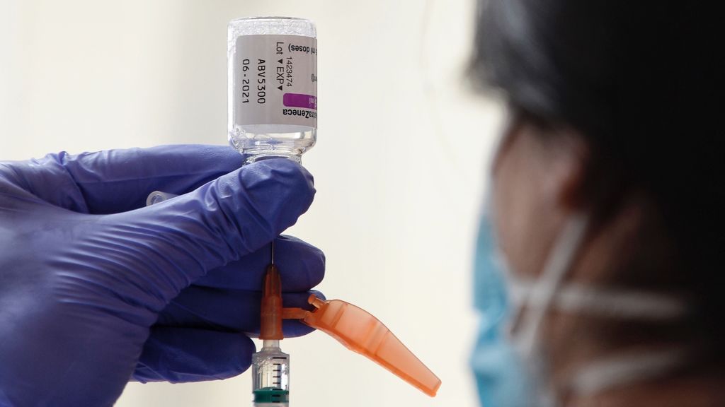 AstraZeneca se inoculará a mayores de 55 y menores de 65.