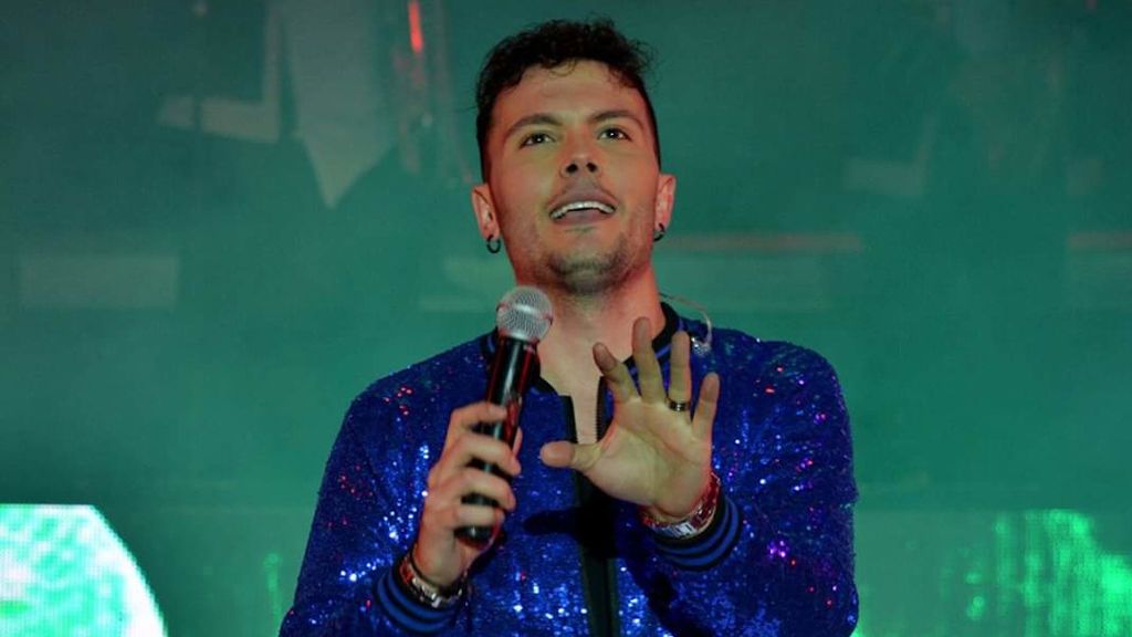 Cristian Navarro en una de sus actuaciones con la orquesta Charleston