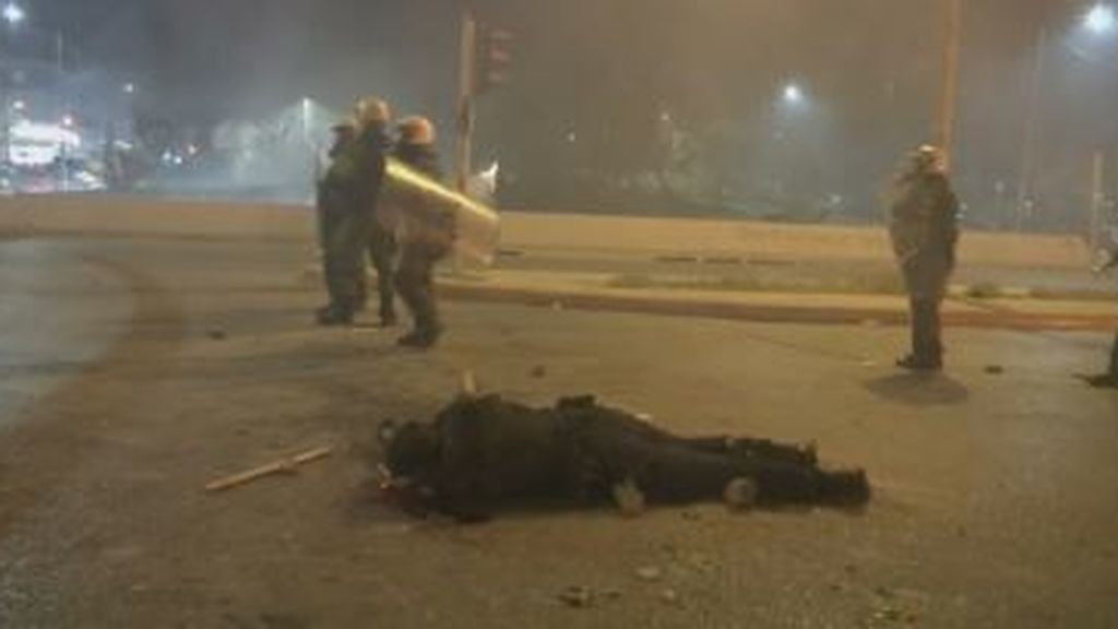Grecia intenta frenar las protestas contra la brutalidad policial con la suspensión de un agente