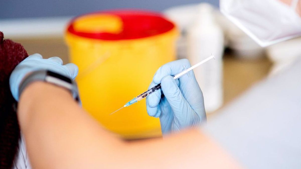 Europa abre una investigación por los trombos asociados a la vacuna de AstraZeneca en Dinamarca y Austria Europa abre una investigación por los trombos asociados a la vacuna de AstraZeneca en Dinamarca y Austria