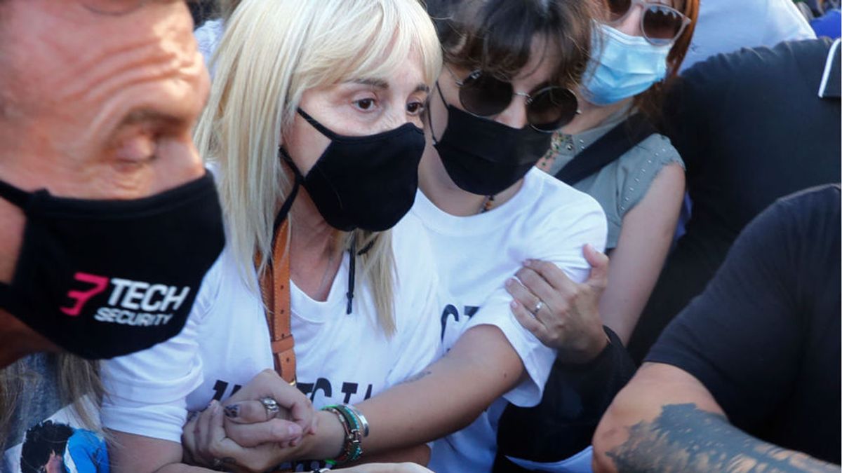 Las hijas de Maradona encabezan una manifestación en Argentina pidiendo justicia por la muerte del '10' Las hijas de Maradona encabezan una manifestación en Argentina pidiendo justicia por la muerte del '10'