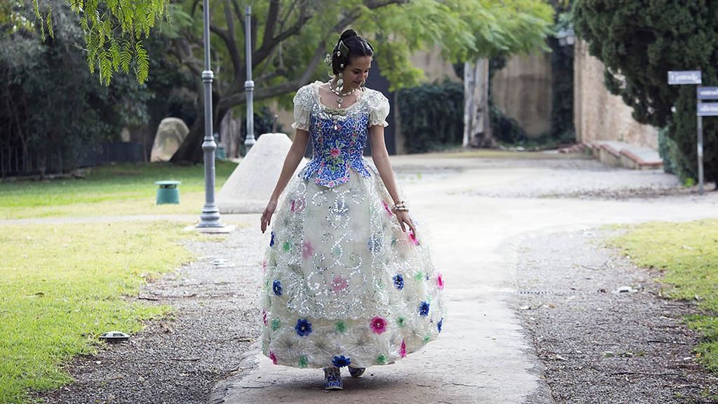El traje de fallera hecho de plásticos y cápsulas que ha despertado el interés de 'National Geographic' El traje de fallera hecho de plásticos y cápsulas que ha despertado el interés de 'National Geographic'