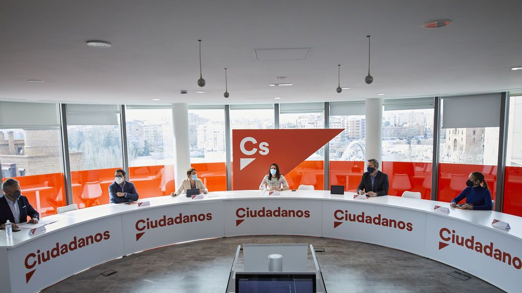 Una encuesta de C's refleja que Ayuso necesitaría a los naranjas y a Vox para retener Madrid Una encuesta de C's refleja que Ayuso necesitaría a los naranjas y a Vox para retener Madrid