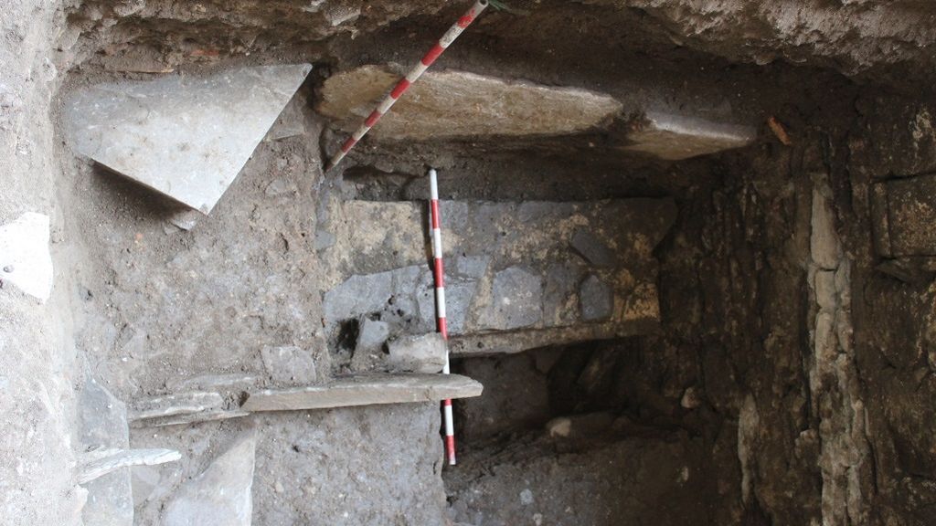 Muros que se han encontrado bajo la necrópolis