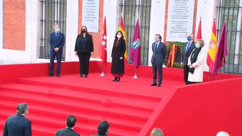 En directo: Ayuso y Almeida presiden el homenaje a las víctimas del 11M En directo: Ayuso y Almeida presiden el homenaje a las víctimas del 11M