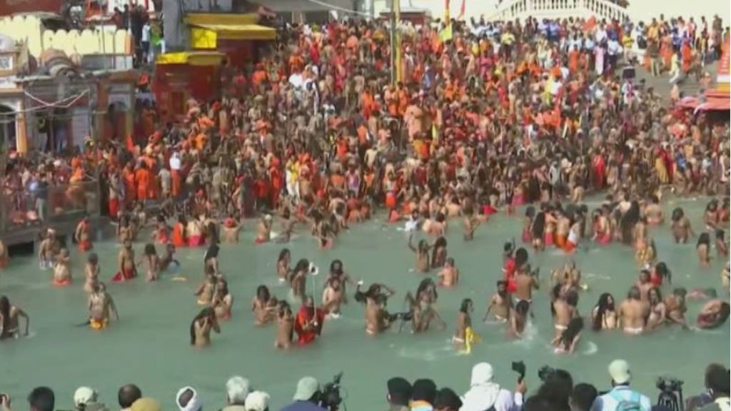 Miles de hindúes se bañan en el río Ganges pese al aumento de casos de covid