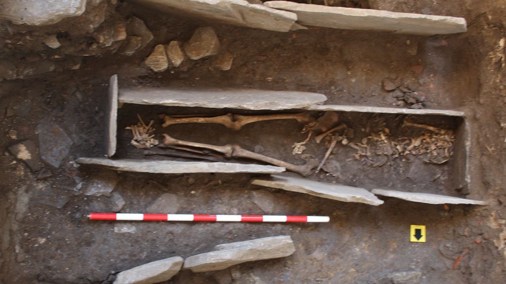 Hallan una necrópolis bajo la Catedral de Lugo con restos de “gente pudiente” que vivió hace más de 1000 años Hallan una necrópolis bajo la Catedral de Lugo con restos de “gente pudiente” que vivió hace más de 1000 años