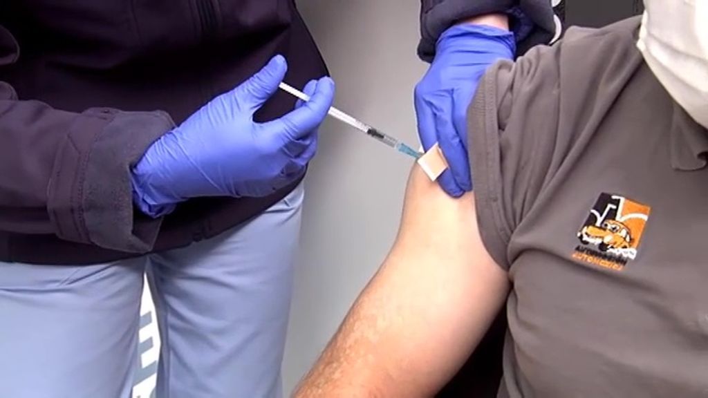 España continúa la vacunación con Astrazeneca pero retira el lote investigado