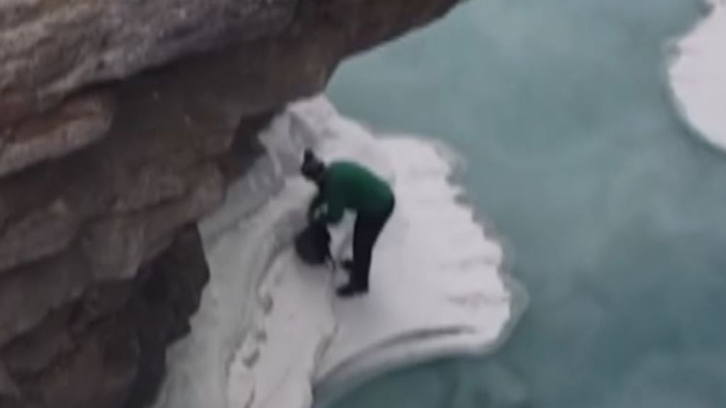 Cae a un río de agua helada por intentar recuperar su dron perdido