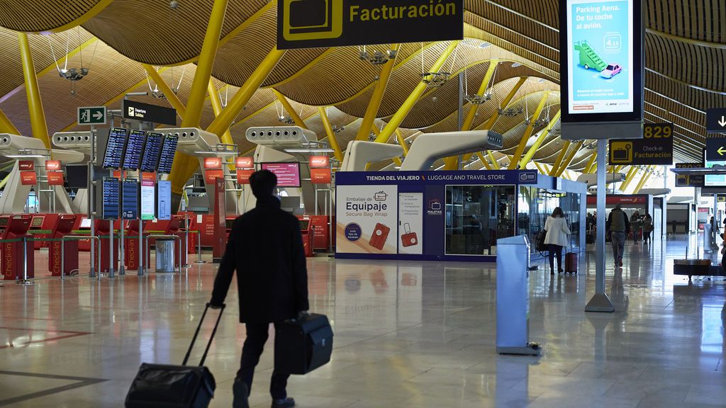 Pasajeros en la terminal T4 del Aeropuerto Adolfo Suárez Madrid-Barajas