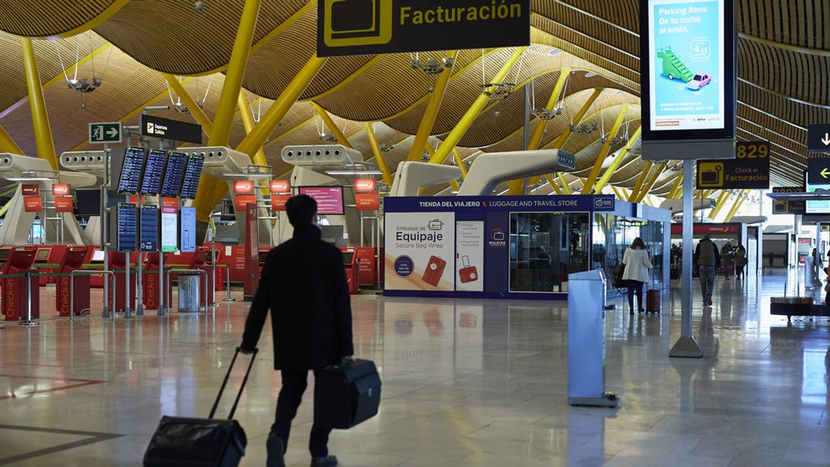 Pasajeros en la terminal T4 del Aeropuerto Adolfo Suárez Madrid-Barajas Pasajeros en la terminal T4 del Aeropuerto Adolfo Suárez Madrid-Barajas