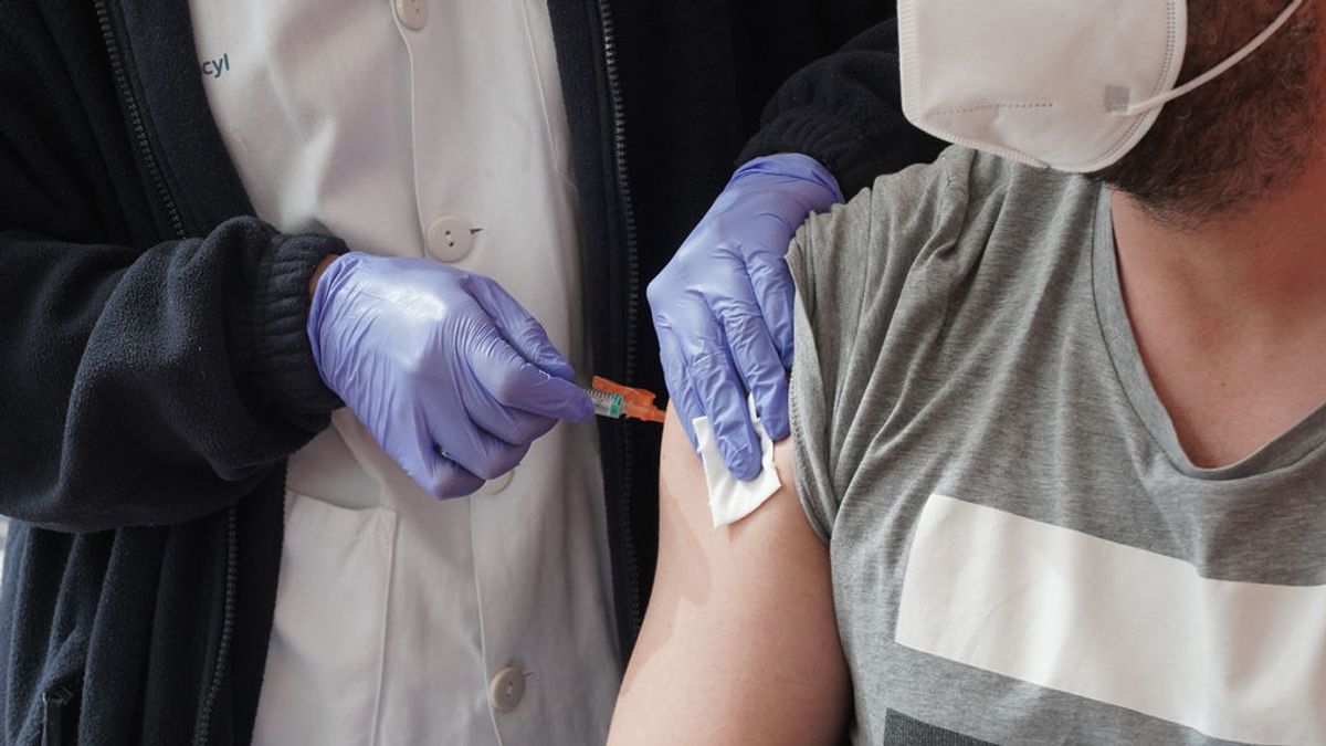 Castilla y León notifica dos posibles reacciones adversas relacionadas con la vacuna AstraZeneca Castilla y León notifica dos posibles reacciones adversas relacionadas con la vacuna AstraZeneca