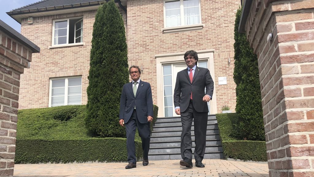 Puigdemont, un amante del chocolate y los gatos que ameniza sus encuentros a la guitarra Puigdemont, un amante del chocolate y los gatos que ameniza sus encuentros a la guitarra