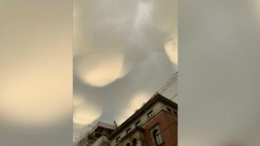 Nubes con forma de mamas invaden el cielo de Berlín
