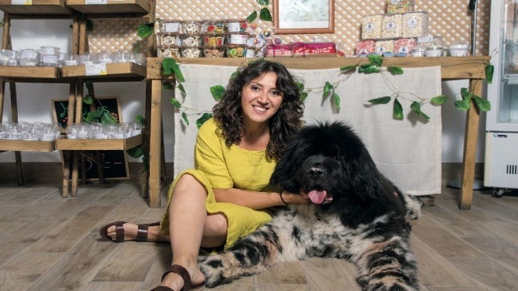 Ana Charo junto a un perro