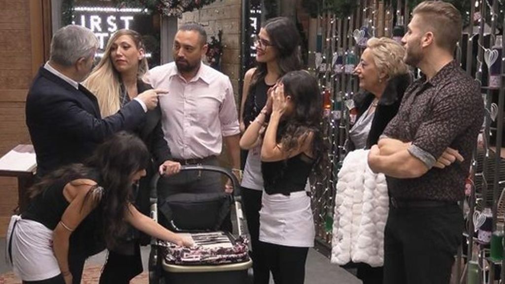 Cristian y Cristina, visitando 'First Dates' para presentar a Romero ( diciembre de 2017)