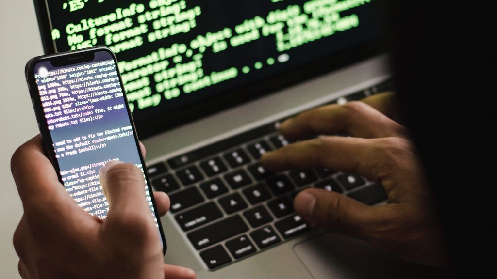 Cómo evitar Flubot, el virus que ha infectado 60.000 móviles en España y roba datos en nombre de FedEx