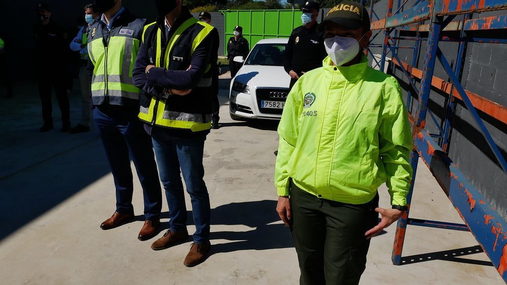 Una agente colombiana presente en el acto.