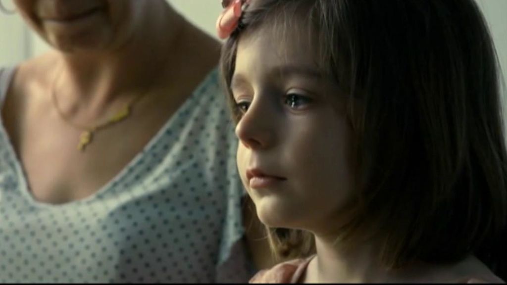 Ya en el cine 'Una niña', la complicada y dura travesía de Sasha, una menor transexual de solo 7 años