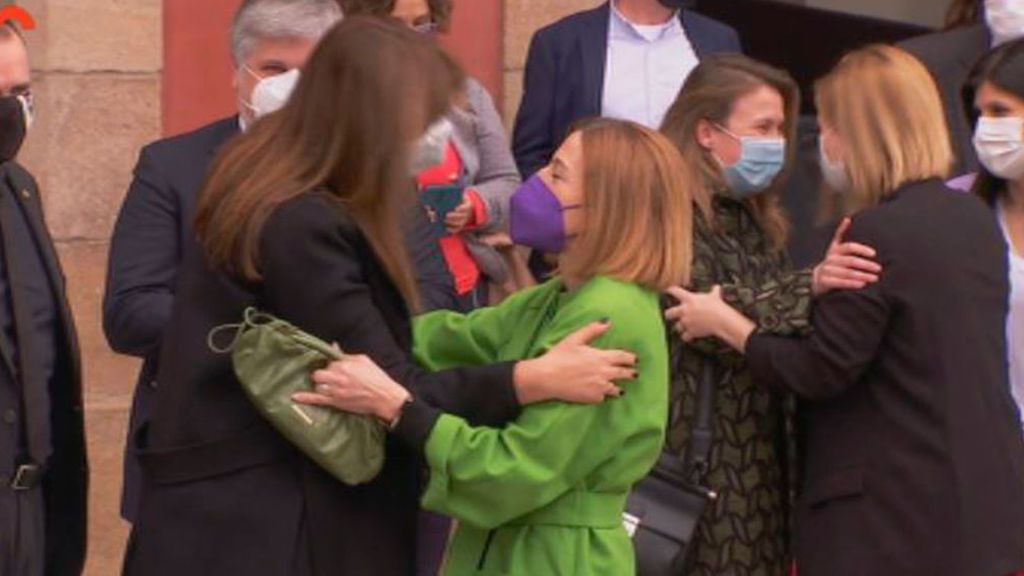 Abrazo entre Laura Borrás y Carmen Forcadell en la constitución del Parlament