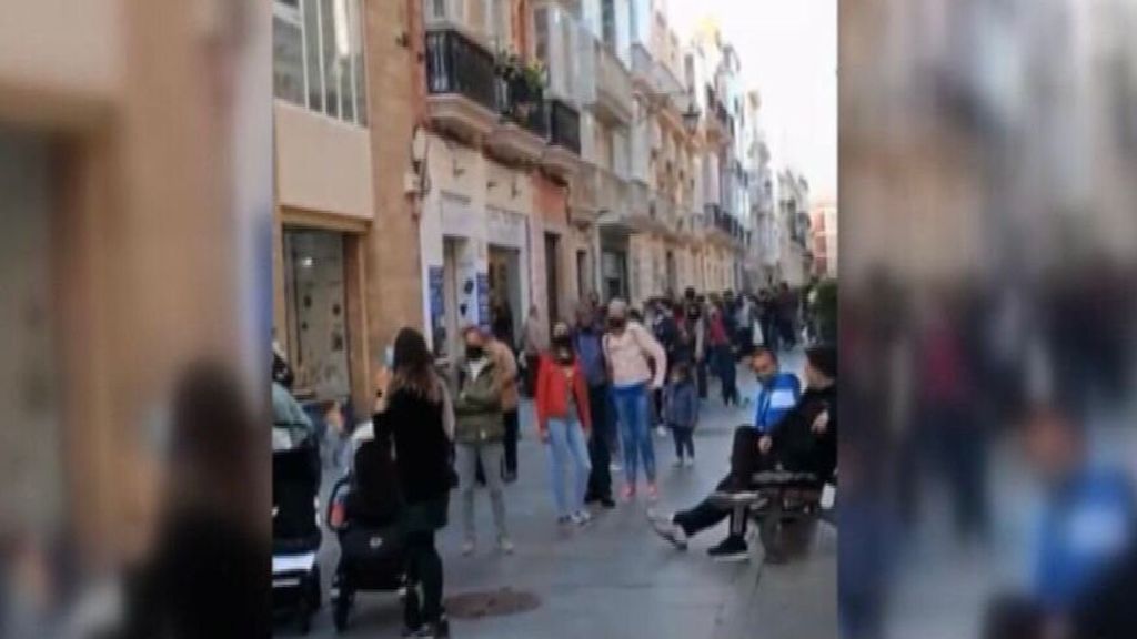 Topolinos gratis: la cola para conseguir helados en Cádiz obliga a cerrar el Salón Italiano