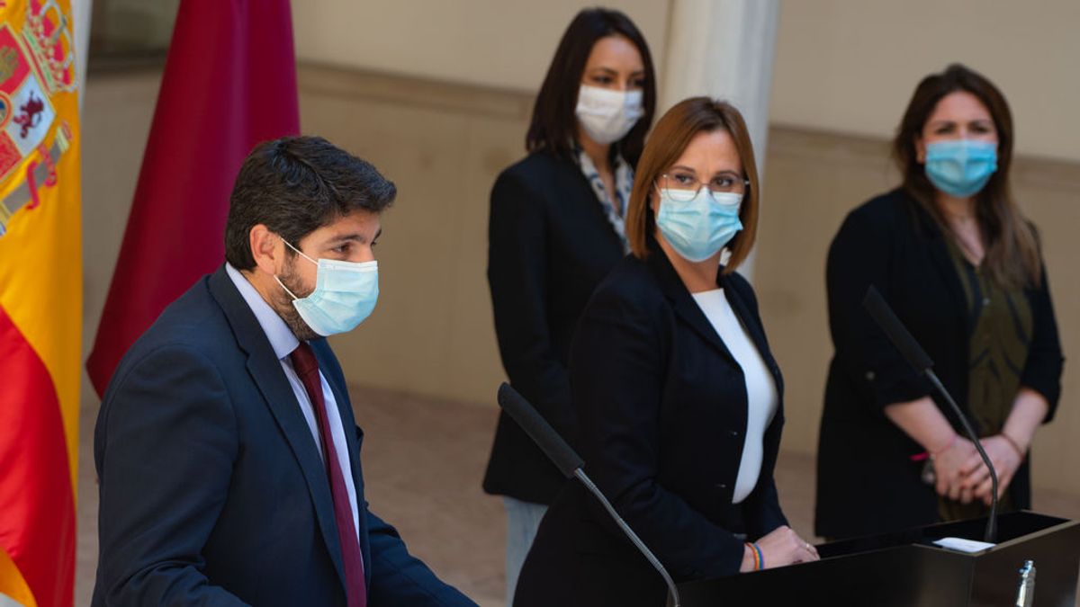 López Miras integra en su Gobierno a los tres diputados 'tránsfugas' de C's y exige al PSOE que retire la moción de censura López Miras integra en su Gobierno a los tres diputados 'tránsfugas' de C's y exige al PSOE que retire la moción de censura