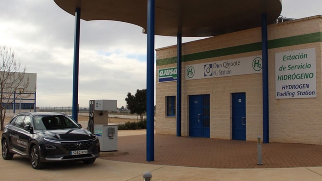 Hyundai Nexo repostando en una hidrogenera en Albacete