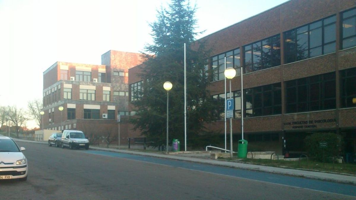Desalojada una fiesta multitudinaria en el campus de Somosaguas de la Complutense de Madrid Desalojada una fiesta multitudinaria en el campus de Somosaguas de la Complutense de Madrid