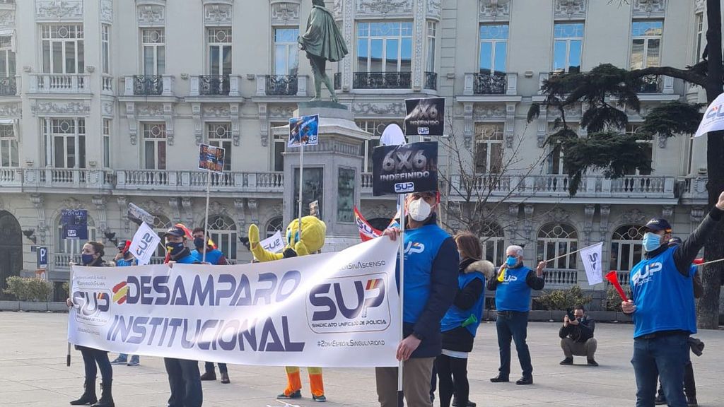 Policías se concentran en el Congreso para denunciar que Echenique alentara a los violentos contra ellos Policías se concentran en el Congreso para denunciar que Echenique alentara a los violentos contra ellos