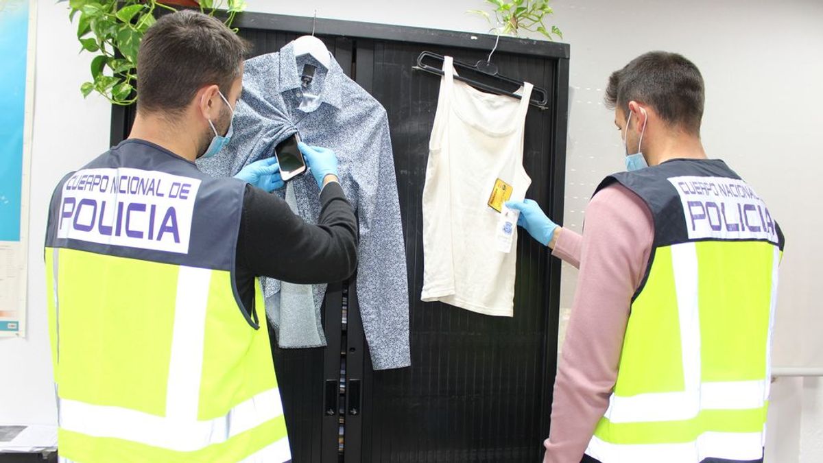 Detenidos por ocultar un teléfono y un pinganillo entre la ropa en el examen teórico de conducir Detenidos por ocultar un teléfono y un pinganillo entre la ropa en el examen teórico de conducir