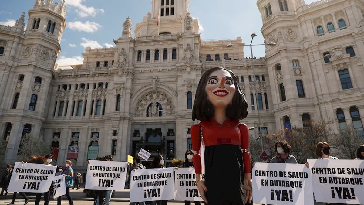 La Marea Blanca pasea un ninot de Ayuso por las calles de Madrid en defensa de la Sanidad Pública La Marea Blanca pasea un ninot de Ayuso por las calles de Madrid en defensa de la Sanidad Pública