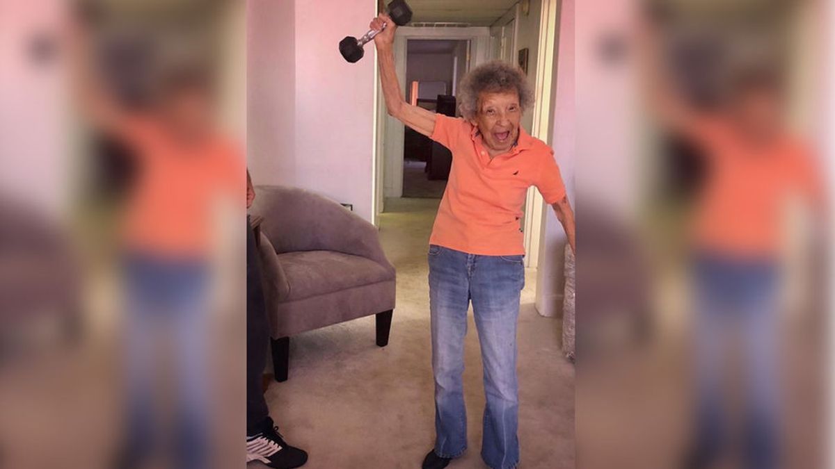 Una mujer de 102 años triunfa en la red al participar en la clase de Educación Física de su nieto