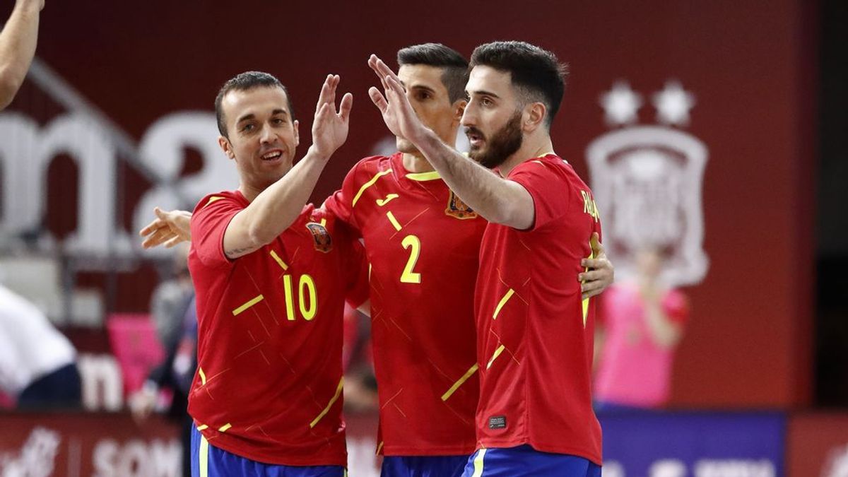 El PSOE propone para parar 5 minutos los partidos de fútbol cuando haya gritos homófobos El PSOE propone para parar 5 minutos los partidos de fútbol cuando haya gritos homófobos