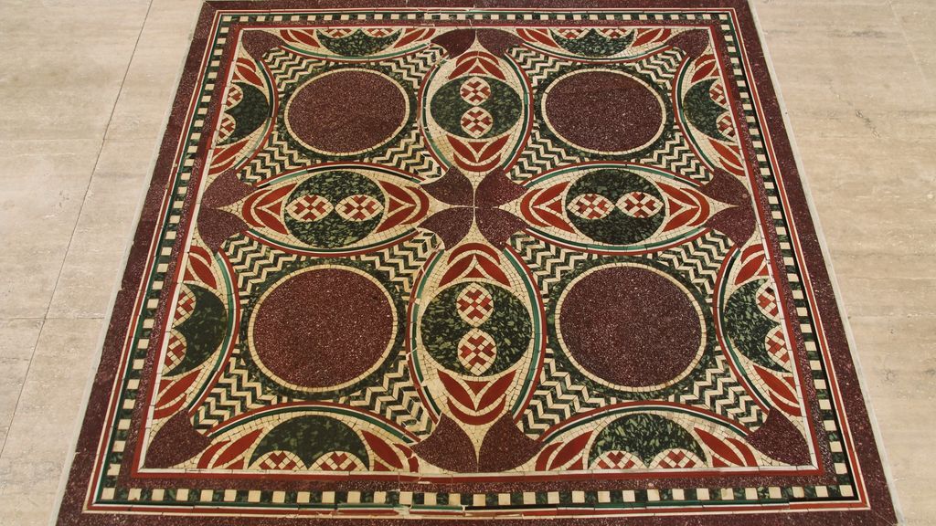 Roma recupera el mosaico perdido de Calígula: una anciana lo estaba usando como su mesa del té Roma recupera el mosaico perdido de Calígula: una anciana lo estaba usando como su mesa del té