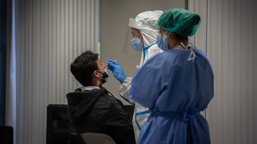 Los contagios siguen bajando el día que se cumple un año del estado de alarma