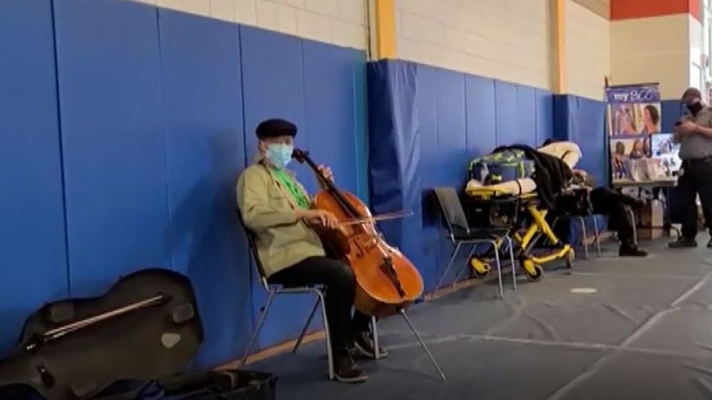 Yo-Yo Ma improvisa un breve concierto en un centro de vacunación de EEUU
