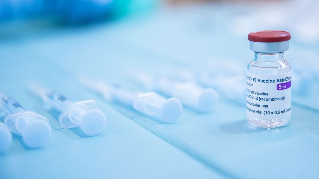 AstraZeneca asegura que "no hay pruebas" de que la vacuna provoque un incremento del riesgo de coágulos
