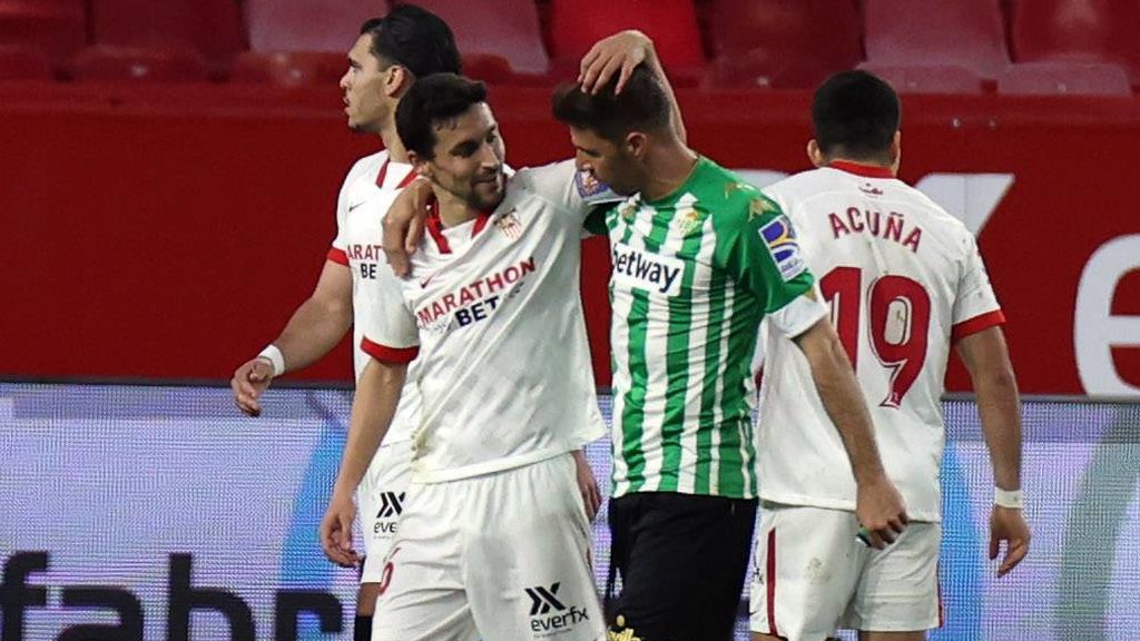 Joaquín y Jesús Navas se abrazan tras el derbi.