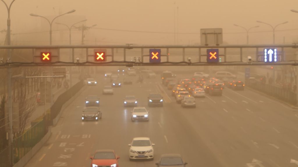 EuropaPress_3606694_15_march_2021_china_beijing_cars_drive_at_zizhuyuan_street_in_the_haidian
