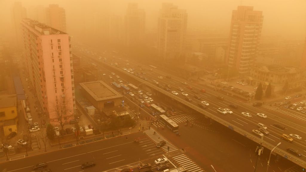 La peor tormenta de arena en 10 años convierte Pekín en un infierno
